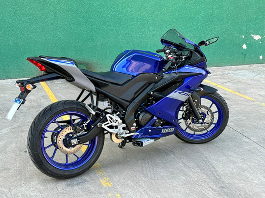 Escapamento esportivo MTG Série-S por baixo da moto com DB killer Yamaha R15